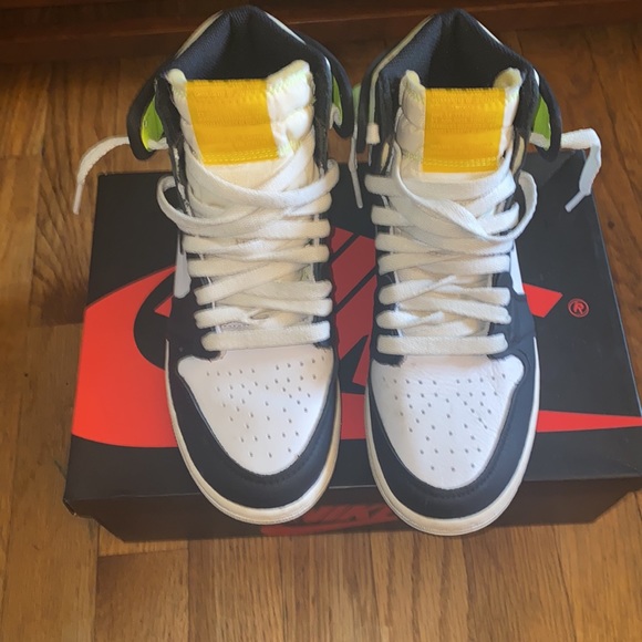 Jordan 1 Retro High OG - Picture 2 of 5